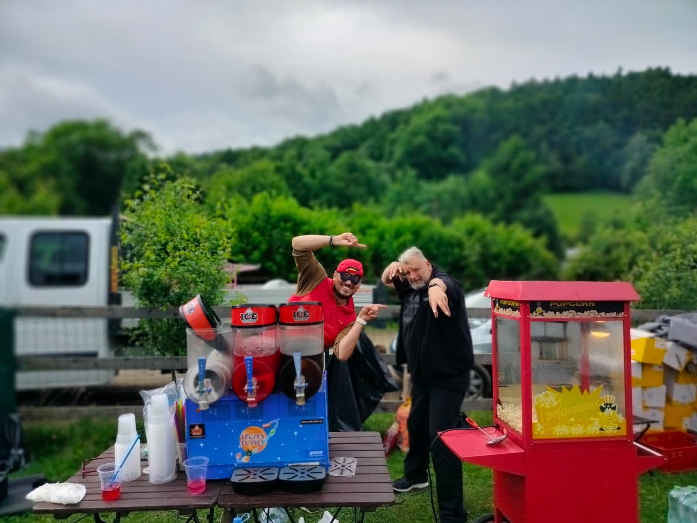 Stoisko ARTE w drewnianym domku handlowym podczas wydarzenia plenerowego